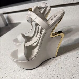 Giuseppe Zanotti Tan Wedges Size
37 Vicini Leather White Missing 1
Necklace